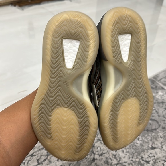 NWT YEEZY QNTM - Picture 3 of 5